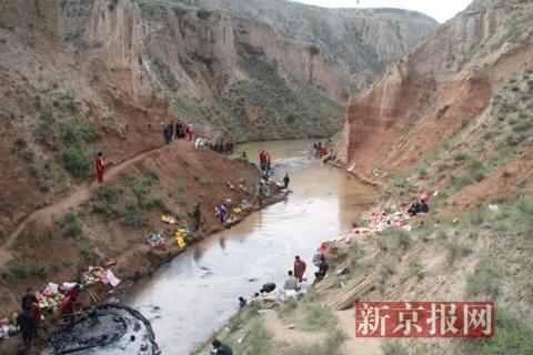 官方回应陕西一地原油泄漏河里