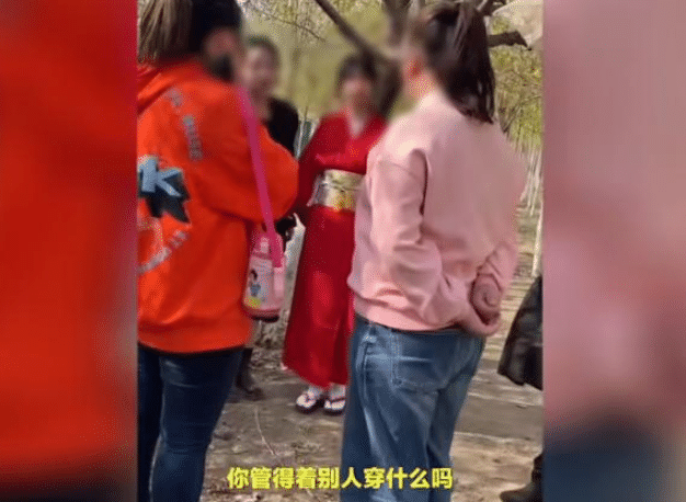 南京景区女子穿和服拍照引发争议