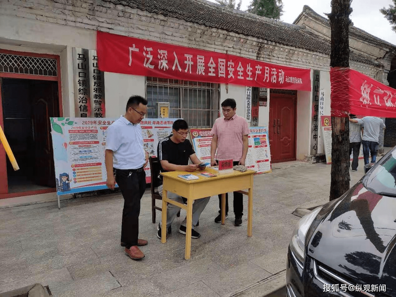 老师参与抢零食活动满载而归，零食山抱回家