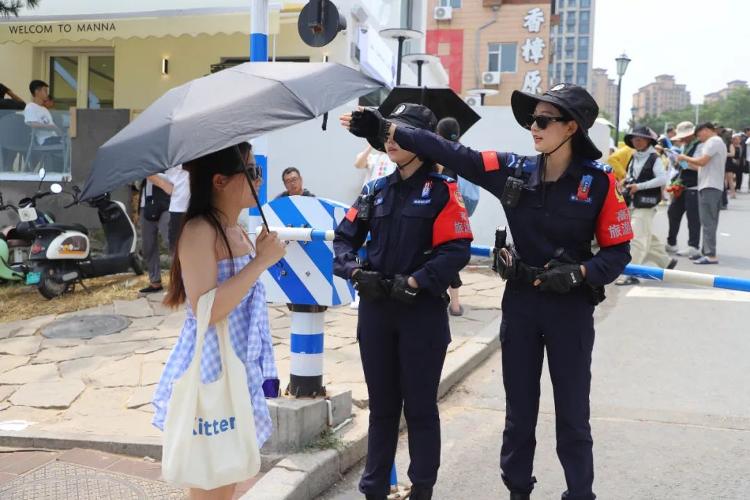 哈尔滨警花执勤与游客合影走红，美丽警花成网红焦点