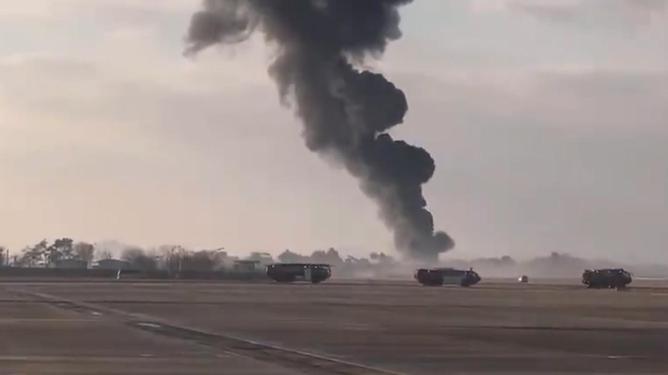 韩国客机冲撞起火事故视频曝光