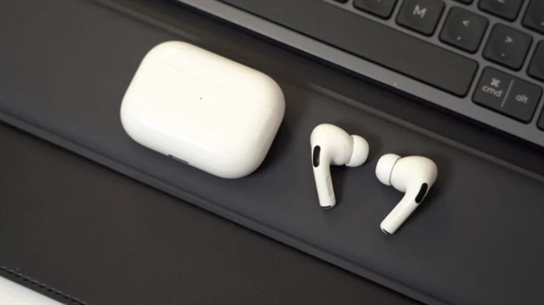 苹果发布蛇年特别版AirPods 4