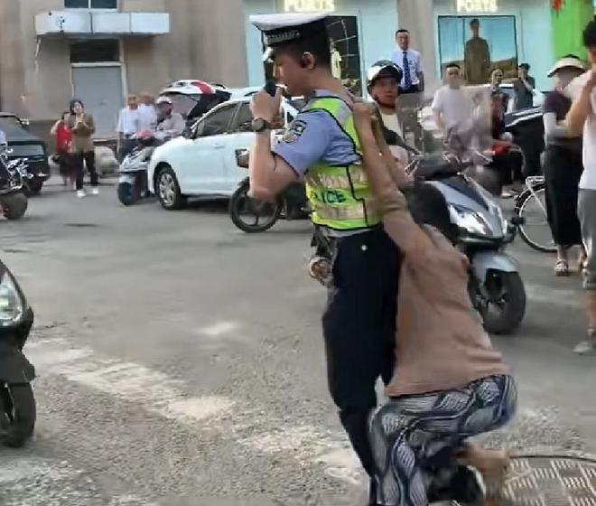 民警高空跳下抓捕毒贩