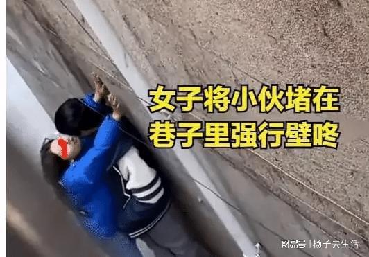 男子英勇出手，瞬间挽救女孩于车流之中